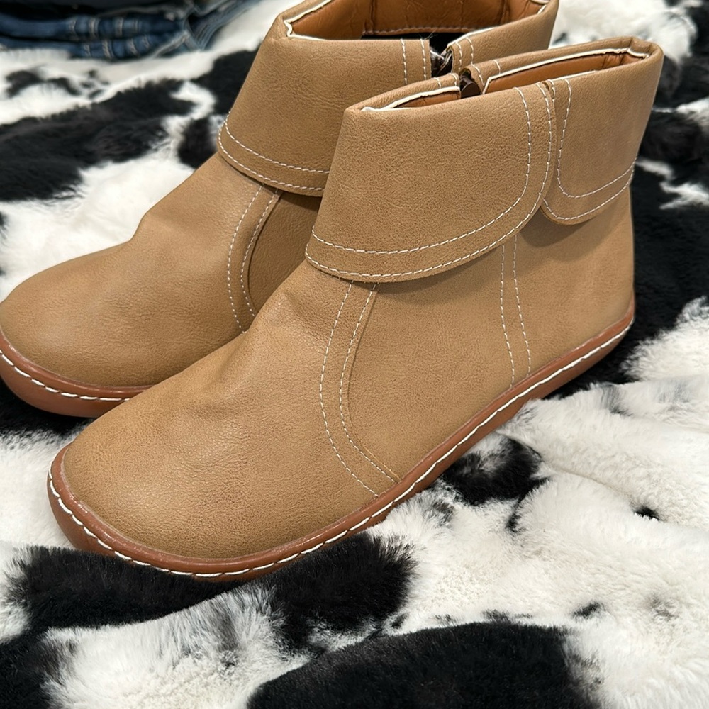 Never worn! Cute ankle boots